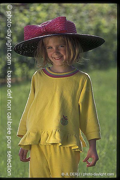 petite fille avec un grand chapeau - little girl with a large hat